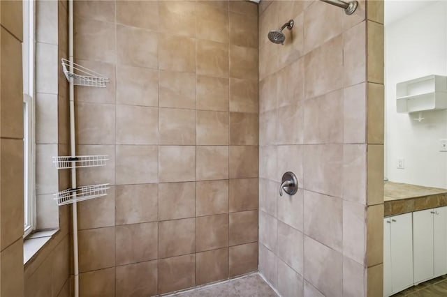 bathroom featuring tiled shower
