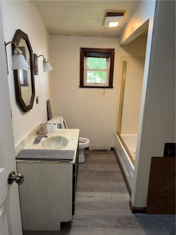1719 3rd Ave, Arnold, PA 15068 - bathroom with wood finished floors, vanity, toilet, visible vents, and bathing tub / shower combination