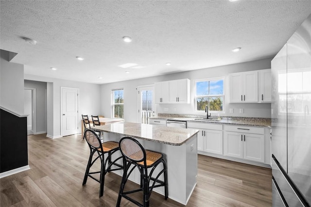 167 Alta Vista Dr, Imperial, PA 15126 - kitchen featuring a breakfast bar, a sink, a textured ceiling, and appliances with stainless steel finishes