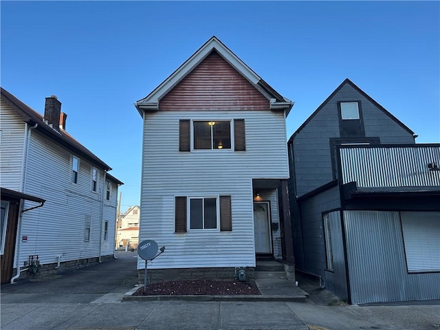view of front of home featuring a balcony