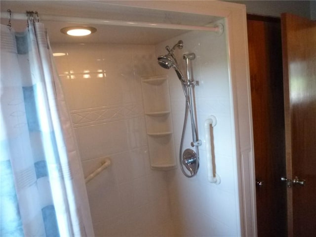 details featuring tiled shower