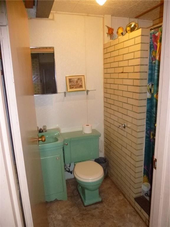 bathroom featuring a tile shower, toilet, and vanity