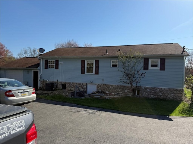 1611 Oneida Valley Rd, Concord Twp, PA 16025 - ranch-style house with central air condition unit and a garage
