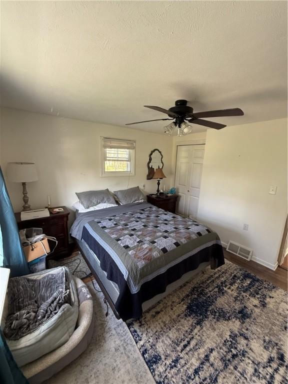 1611 Oneida Valley Rd, Concord Twp, PA 16025 - bedroom featuring ceiling fan, visible vents, baseboards, a textured ceiling, and wood finished floors