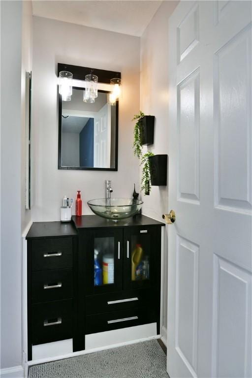 bathroom featuring an inviting chandelier and vanity