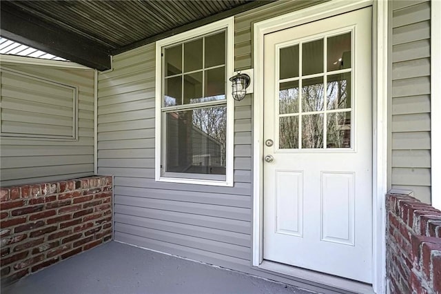 property entrance featuring a porch