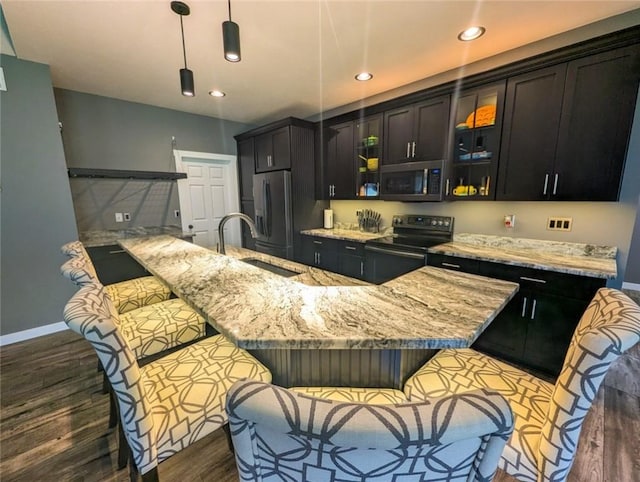 109 Brianna Ln, Oakland Twp, PA 16025 - kitchen featuring a sink, stainless steel appliances, a breakfast bar area, baseboards, and dark wood finished floors