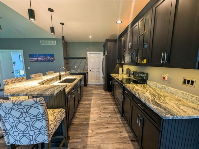 109 Brianna Ln, Oakland Twp, PA 16025 - kitchen featuring a breakfast bar area, a sink, visible vents, dark wood-style floors, and black appliances