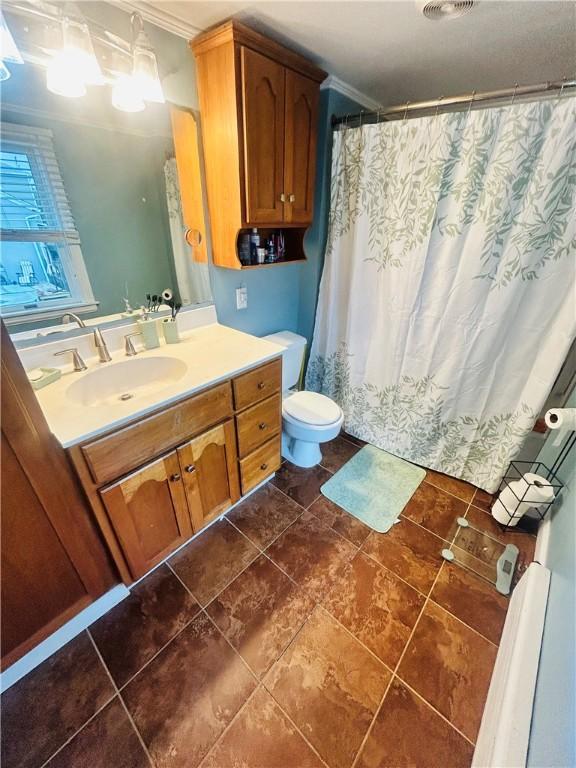 full bath with toilet, vanity, crown molding, and a shower with curtain