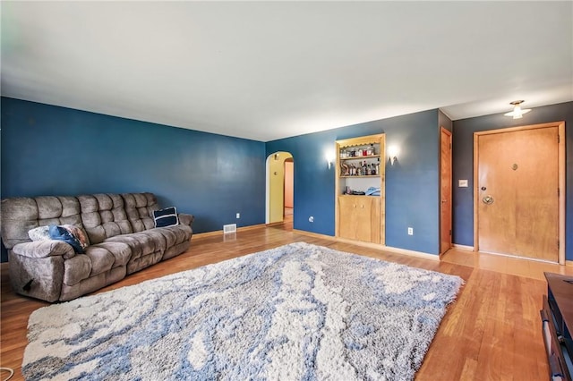 940 Fredonia Rd, Perry Twp Mer, PA 16130 - living room with arched walkways, visible vents, wood finished floors, and baseboards