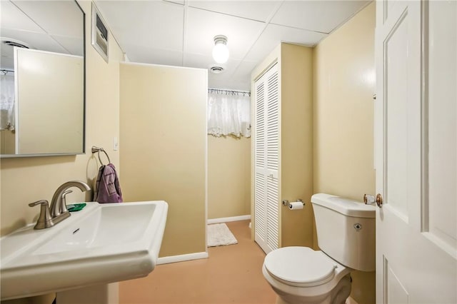 940 Fredonia Rd, Perry Twp Mer, PA 16130 - bathroom with a paneled ceiling, a sink, toilet, visible vents, and baseboards