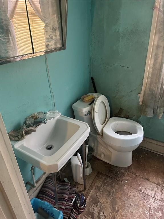 10 Welsh Way S, Side, PA 15203 - bathroom featuring toilet and a sink