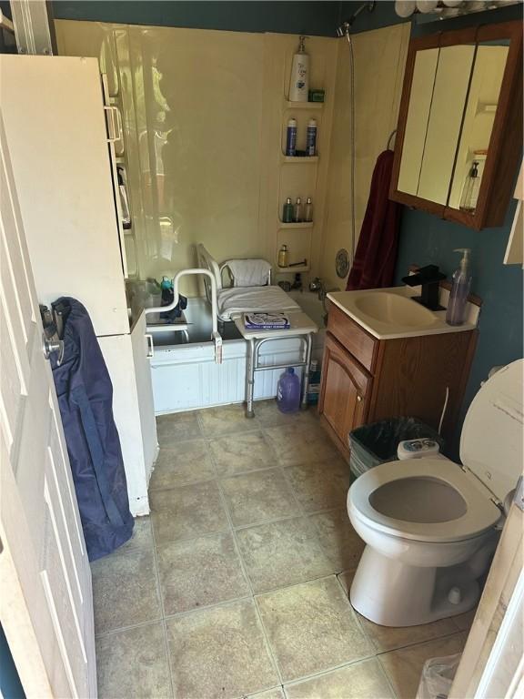 10 Welsh Way S, Side, PA 15203 - full bathroom featuring vanity and toilet