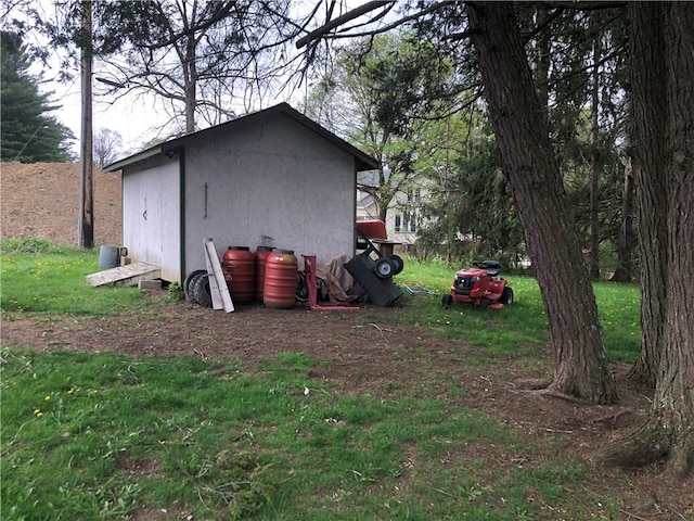 view of outdoor structure featuring an outbuilding
