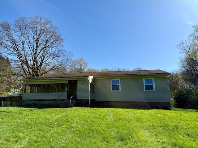 manufactured / mobile home featuring entry steps and a front yard