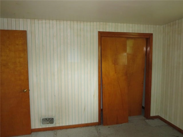 1185 Colgate Dr, Monroeville, PA 15146 - spare room with wallpapered walls and carpet