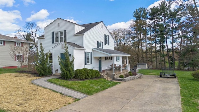 view of front of house featuring a porch and a front yard