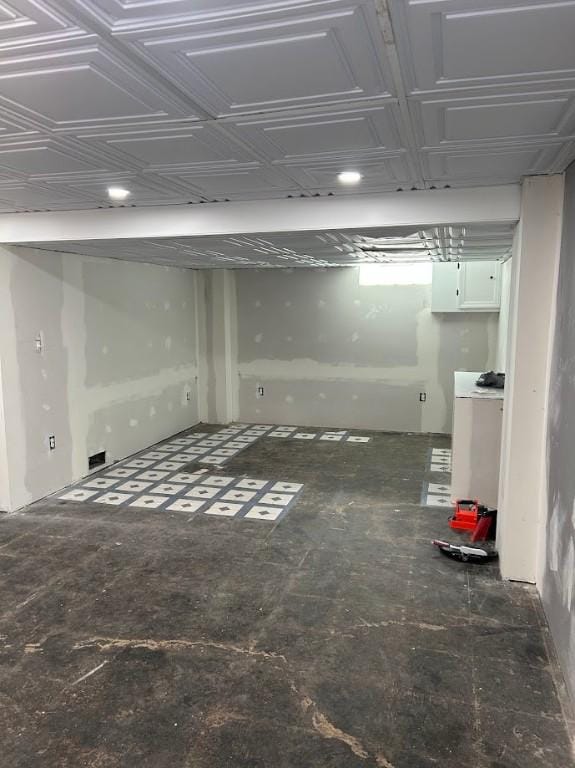 finished basement with an ornate ceiling