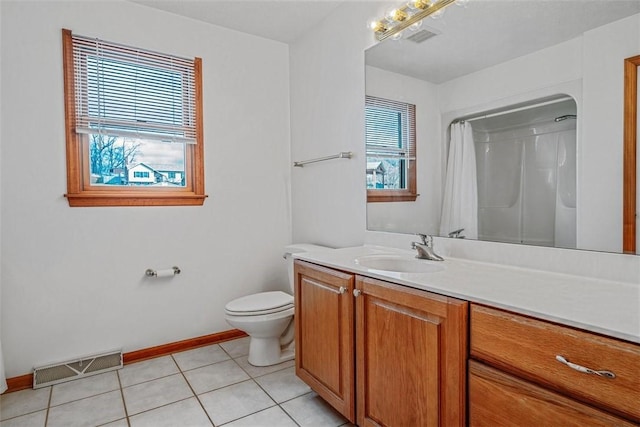 full bath featuring curtained shower, visible vents, baseboards, toilet, and vanity