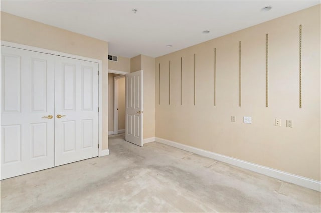 220 N Bellefield Ave Unit 903, Oakland, PA 15213 - unfurnished bedroom with light colored carpet, visible vents, a closet, and baseboards