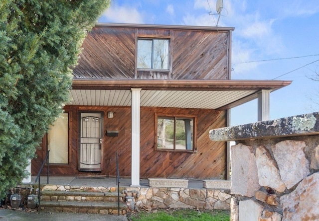 view of front of home featuring a porch
