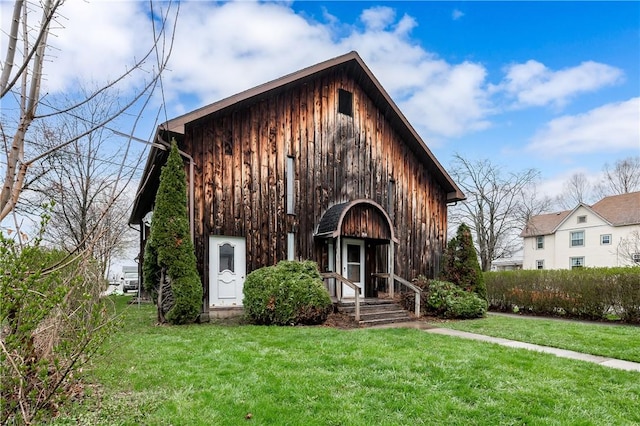 934 W W Rdg, Sharpsville, PA 16150 - view of front of property featuring board and batten siding and a front yard