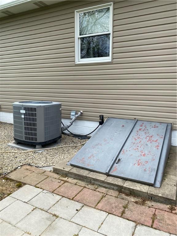 240 Hamburg Rd, Hempfield Twp Mer, PA 16125 - details with cooling unit