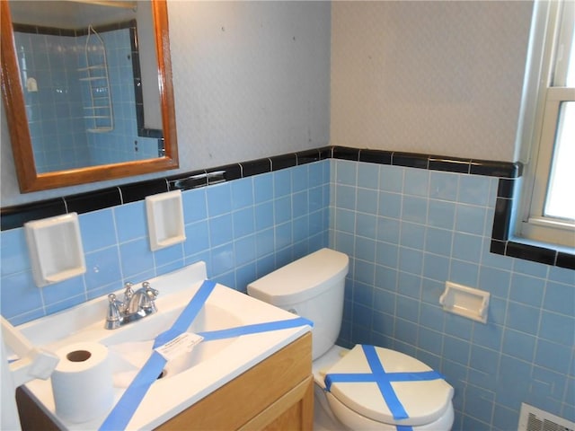 552 Crestline Dr, Baldwin Twp, PA 15234 - bathroom featuring toilet, wallpapered walls, and tile walls