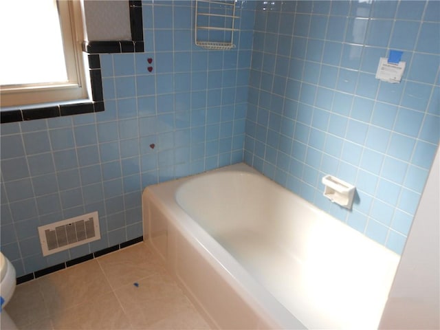 552 Crestline Dr, Baldwin Twp, PA 15234 - full bath featuring tile walls, tile patterned floors, visible vents, and toilet