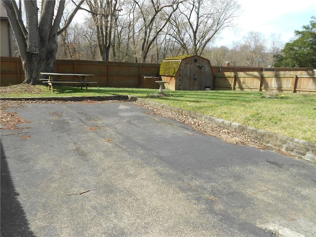 552 Crestline Dr, Baldwin Twp, PA 15234 - view of patio featuring a fenced backyard, an outbuilding, and a shed
