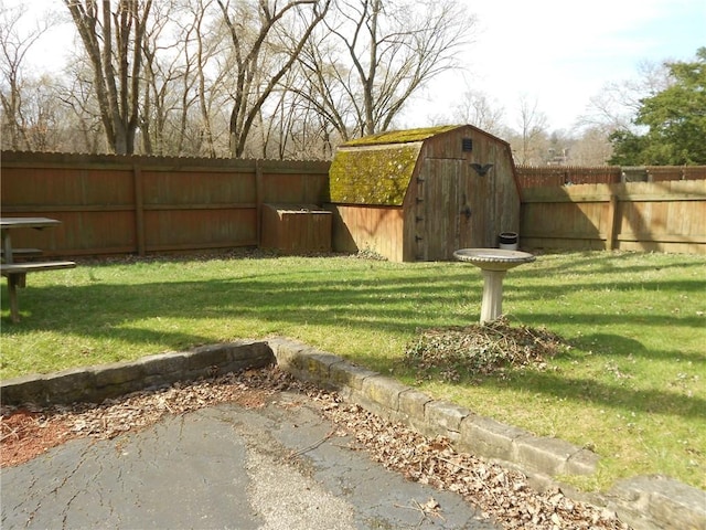 552 Crestline Dr, Baldwin Twp, PA 15234 - view of yard featuring a fenced backyard, an outbuilding, and a storage shed