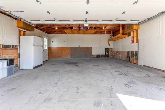 garage with freestanding refrigerator