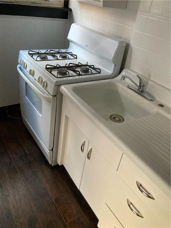119-121 Giffin Ave, Mount Oliver, PA 15210 - kitchen with white gas stove, dark wood finished floors, tasteful backsplash, tile walls, and light countertops