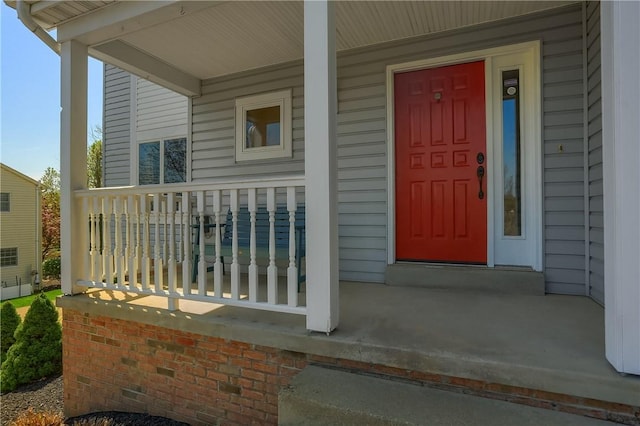 property entrance featuring a porch