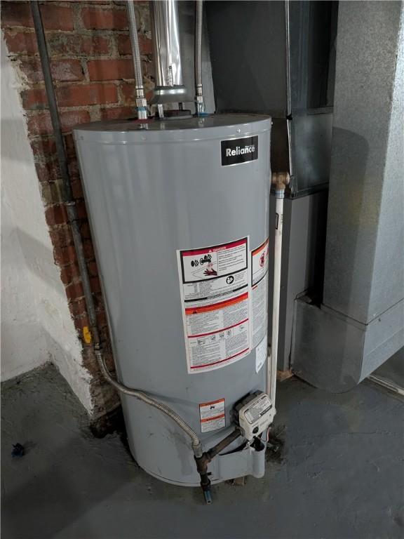 108 Mccandless St, Arnold, PA 15068 - utility room with gas water heater