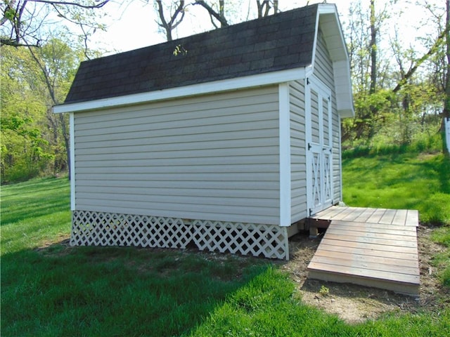 view of outdoor structure featuring an outbuilding