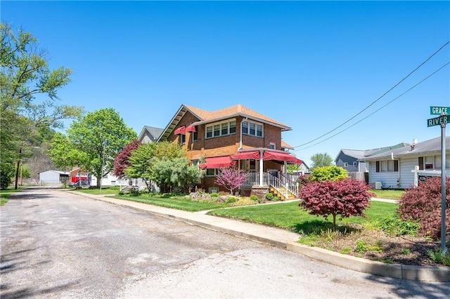 view of front facade featuring a front lawn