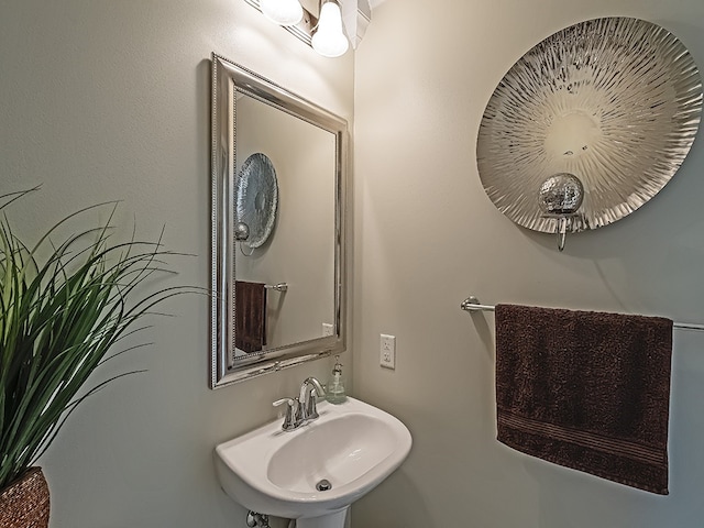 bathroom featuring a sink