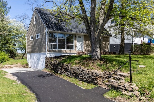 113 Bryant Dr, Penn Hills, PA 15235 - view of front of property with a shingled roof