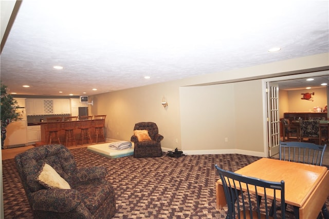 carpeted living room featuring recessed lighting, wet bar, and baseboards