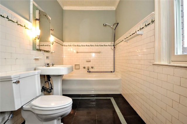 918 California Ave, Avalon, PA 15202 - full bath featuring crown molding, tile patterned floors, toilet, and tile walls