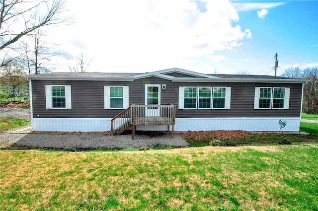 manufactured / mobile home featuring a front yard