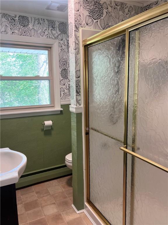 full bath featuring visible vents, baseboard heating, a stall shower, toilet, and wallpapered walls