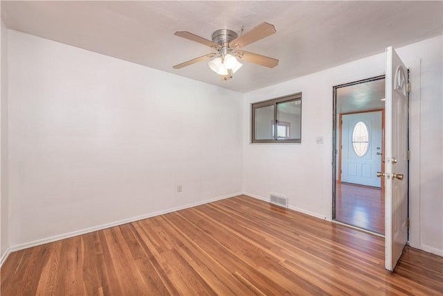 foyer featuring visible vents, light wood finished floors, ceiling fan, and baseboards