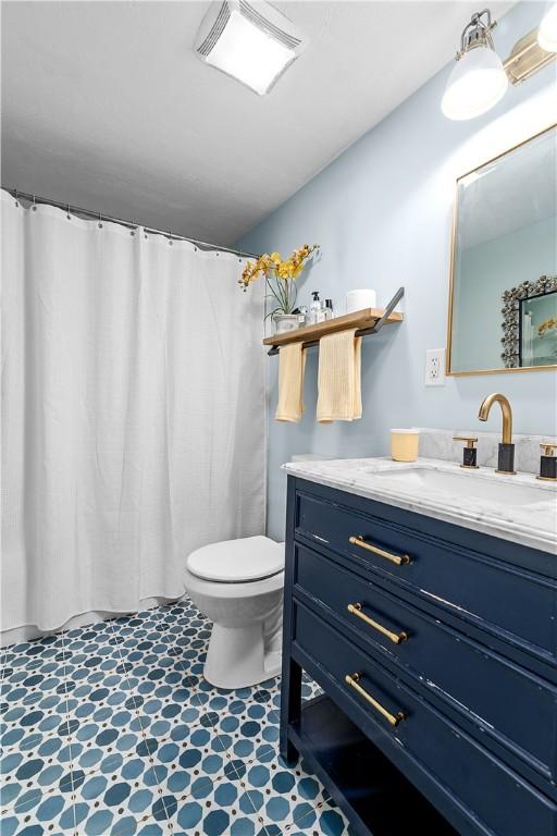 full bathroom featuring visible vents, vanity, tile patterned floors, toilet, and a shower with shower curtain