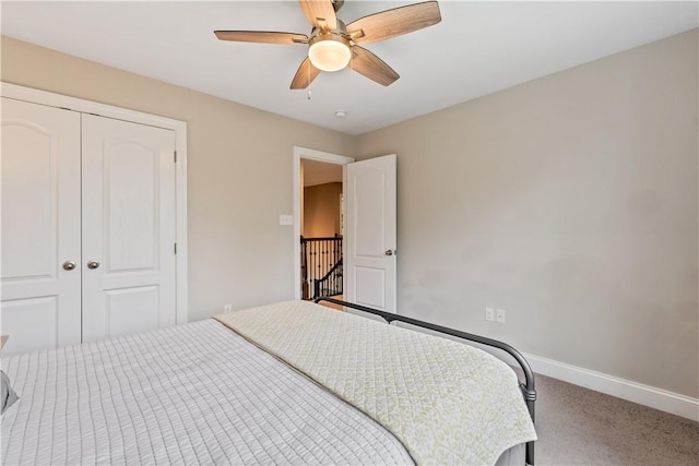 bedroom featuring carpet flooring, baseboards, ceiling fan, and a closet
