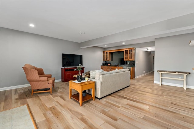 living area featuring recessed lighting, light wood finished floors, and baseboards
