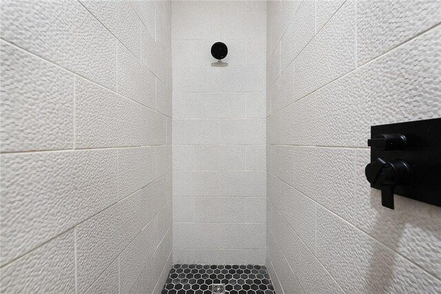 308 Jacksonia St, Central North Side, PA 15212 - interior details with a tile shower