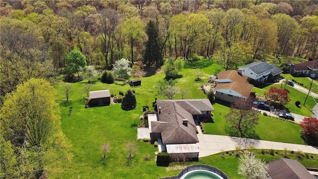 birds eye view of property featuring a residential view and a forest view