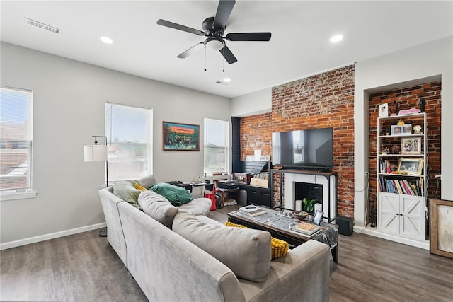living area with visible vents, wood finished floors, baseboards, ceiling fan, and recessed lighting